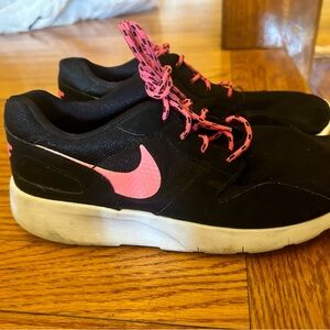 Nike Women's Black and Pink Athletic Sneakers